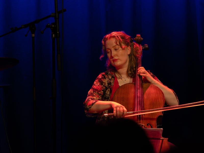 26 konsert Mildrid Taklo.jpg Bilde av Mildrid som spille cello